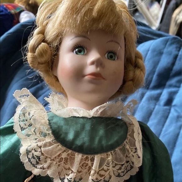 Porcelain Victorian Doll with green and brown dress, including shoes - Picture 8 of 10